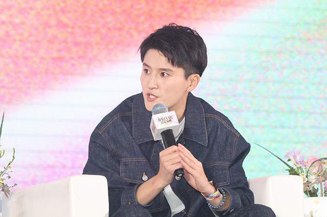 认真工作的她