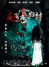 两个女人在有风景的海滩