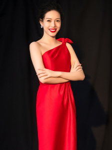 带鞭子出现的妻子